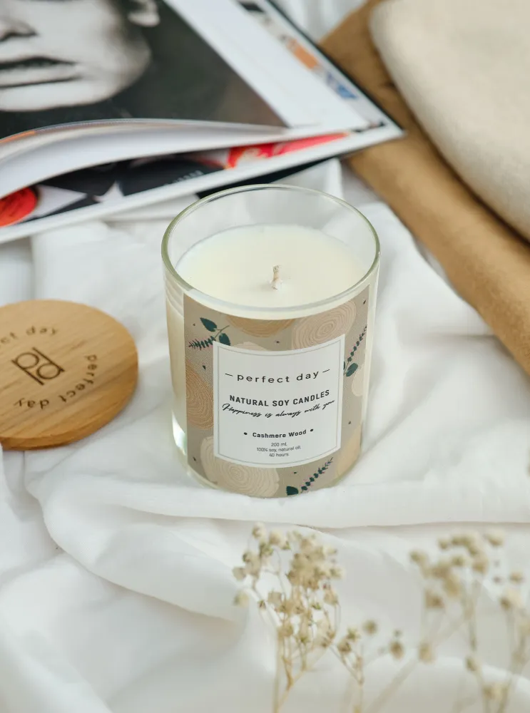 

Свеча ароматическая PERFECT DAY CANDLES IKRA4684, Cashmere Wood/ Кашемировое дерево хлопковый фитиль