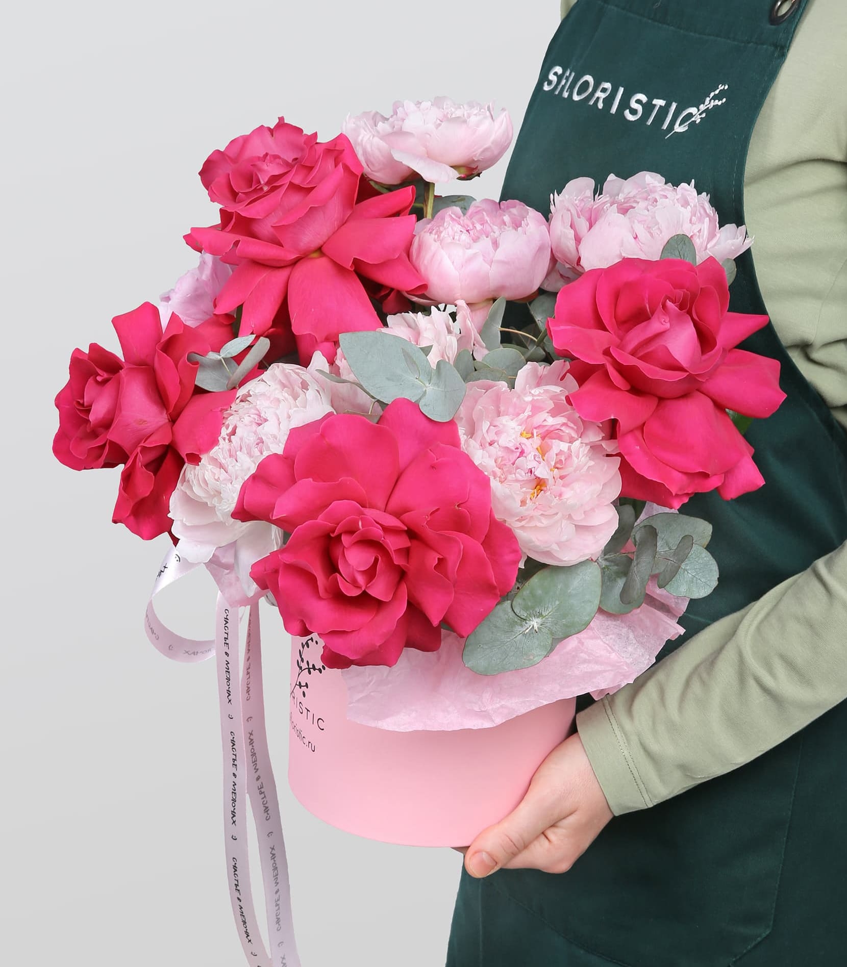

Цветочная композиция Studio Floristic из Розы Эквадор и Пионов «Грезы Амура»