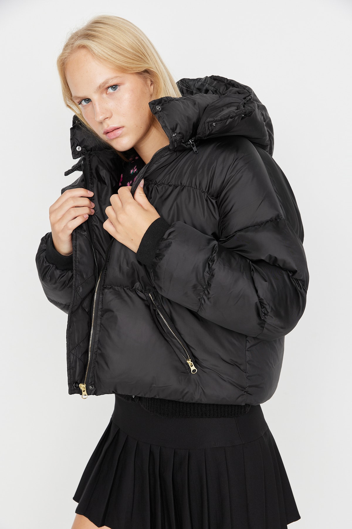 

Куртка женская Trendyol TWOAW23MO00199 черная M, TWOAW23MO00199