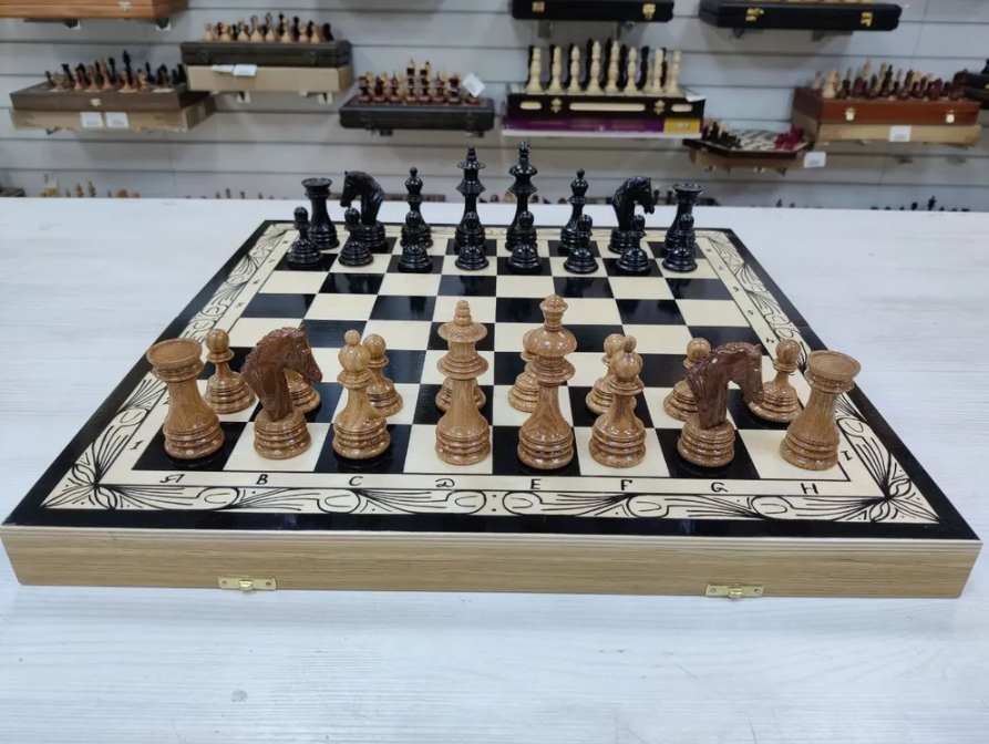 Шахматы резные Lavochkashop Королевские из дуба большие подарочный набор для вина с шахматами золотому человеку