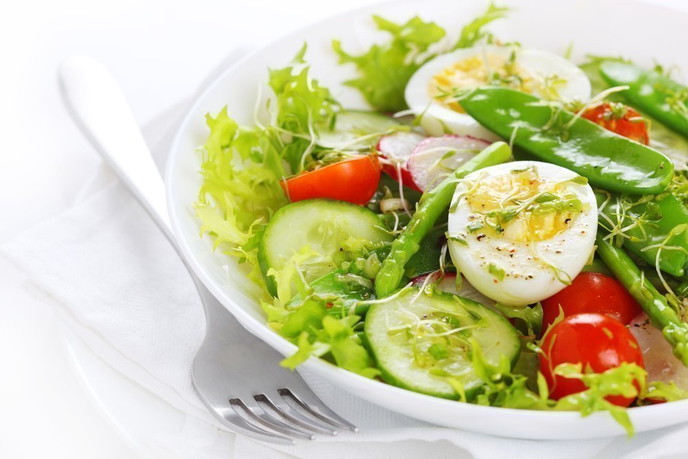 Салат с овощами и яйцом. Овощной салат. Летние салаты. Салат свежий. Салат с яйцом.