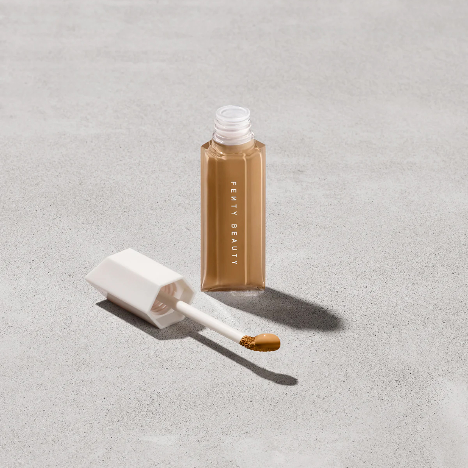 Консилер Fenty Beauty We're Even Hydrating Longwear Concealer Тон 330 W