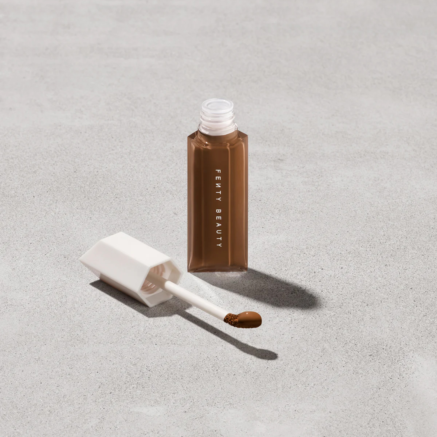 Консилер Fenty Beauty We're Even Hydrating Longwear Concealer Тон 480 N