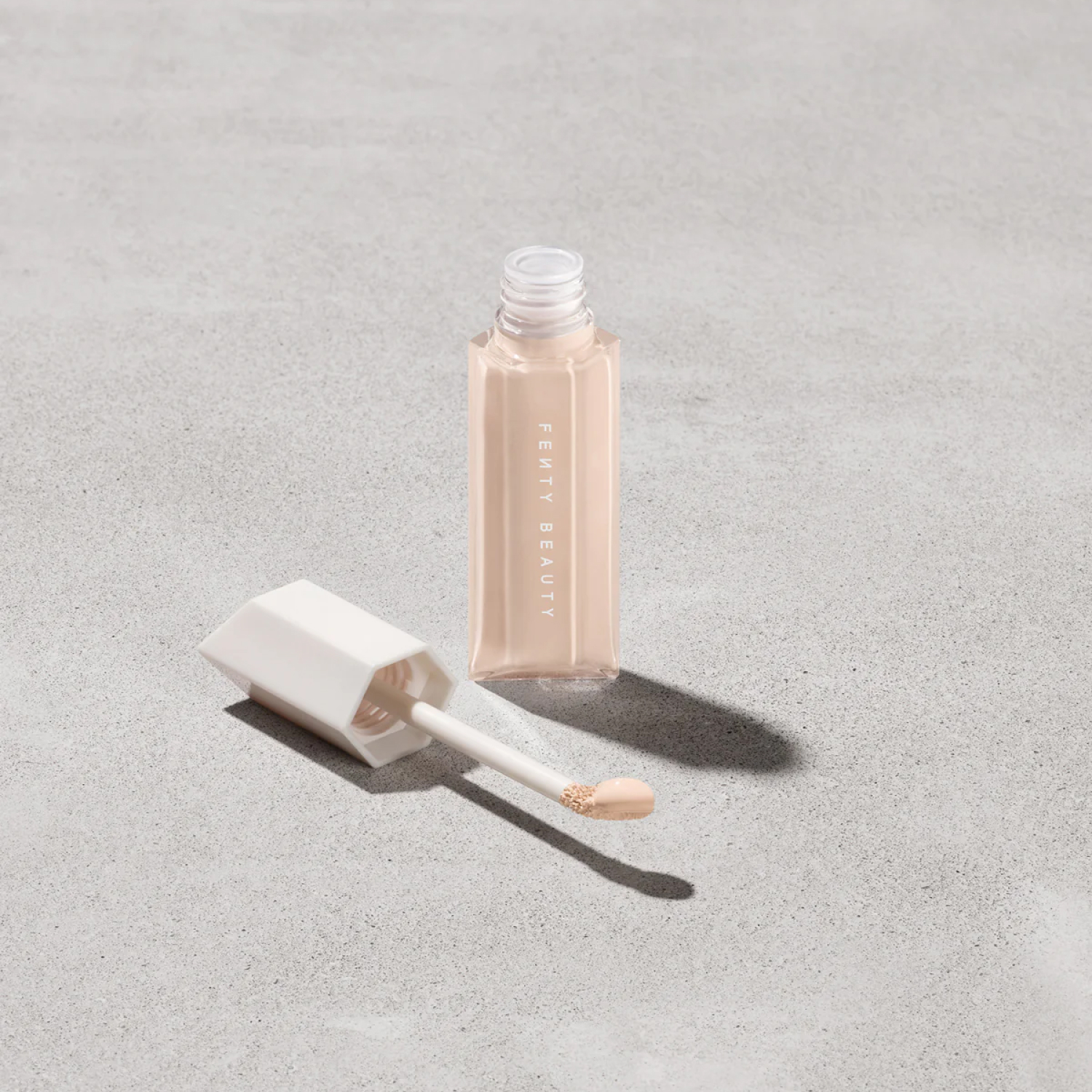 Консилер Fenty Beauty We're Even Hydrating Longwear Concealer Тон 140 N