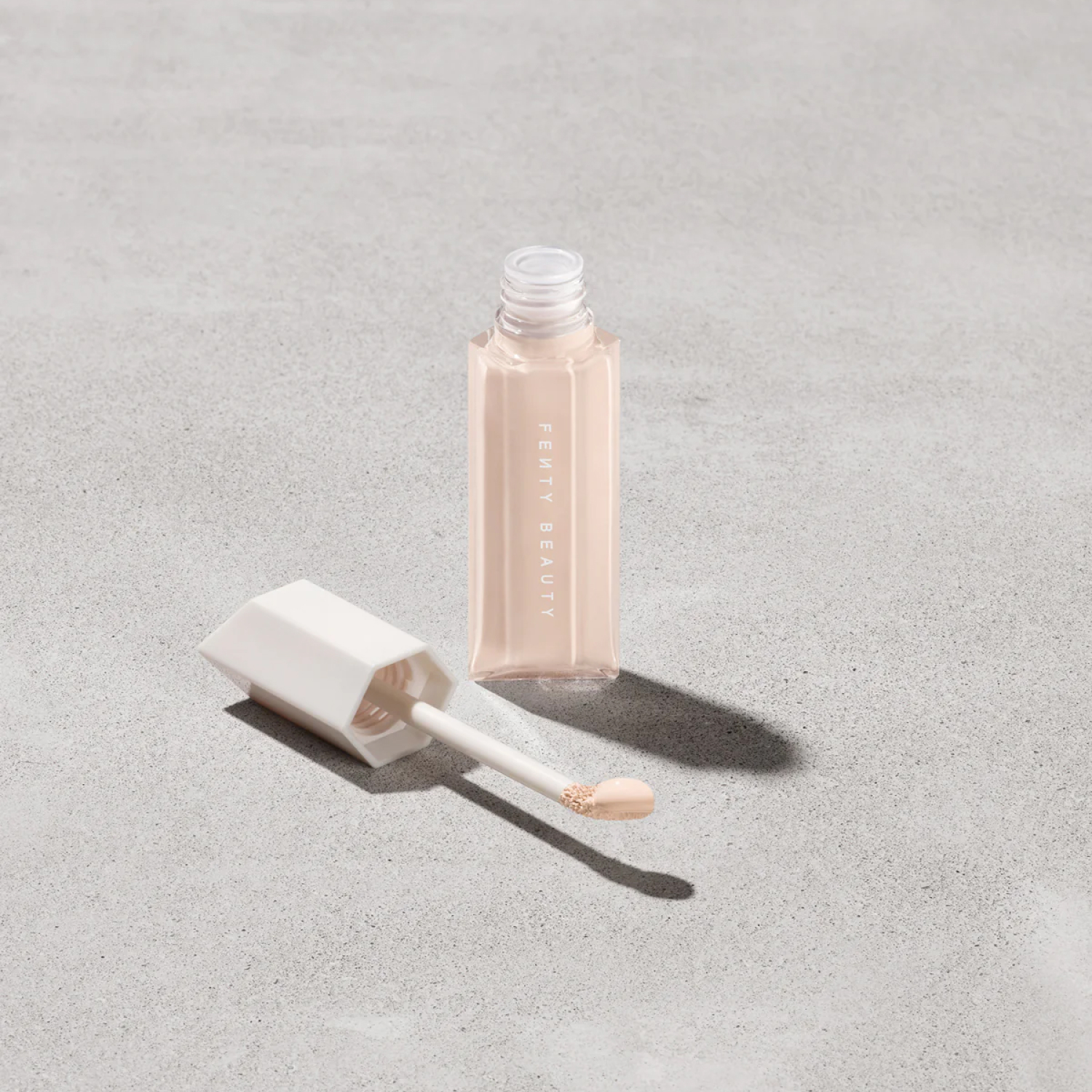 Консилер Fenty Beauty We're Even Hydrating Longwear Concealer Тон 125 C