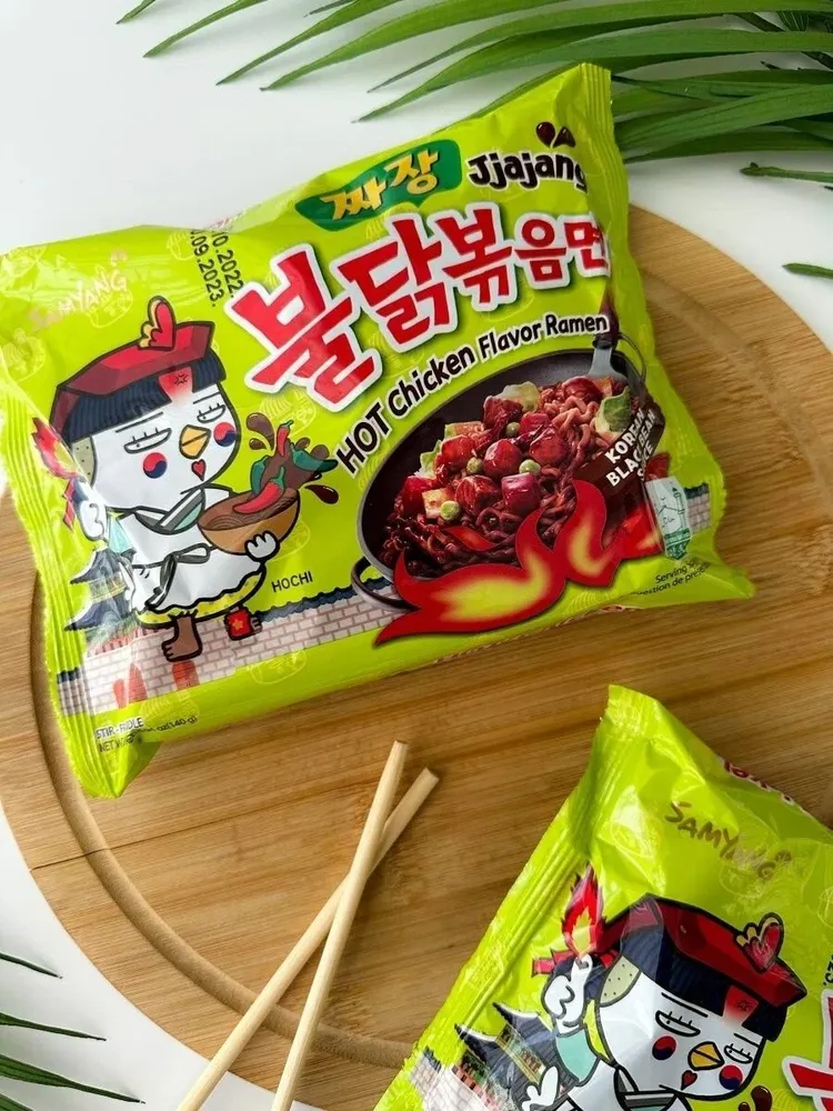 

Рамэн Samyang со вкусом Острой Курицы Бульдаг в соусе Чачжанмен Jjaj, 140 г