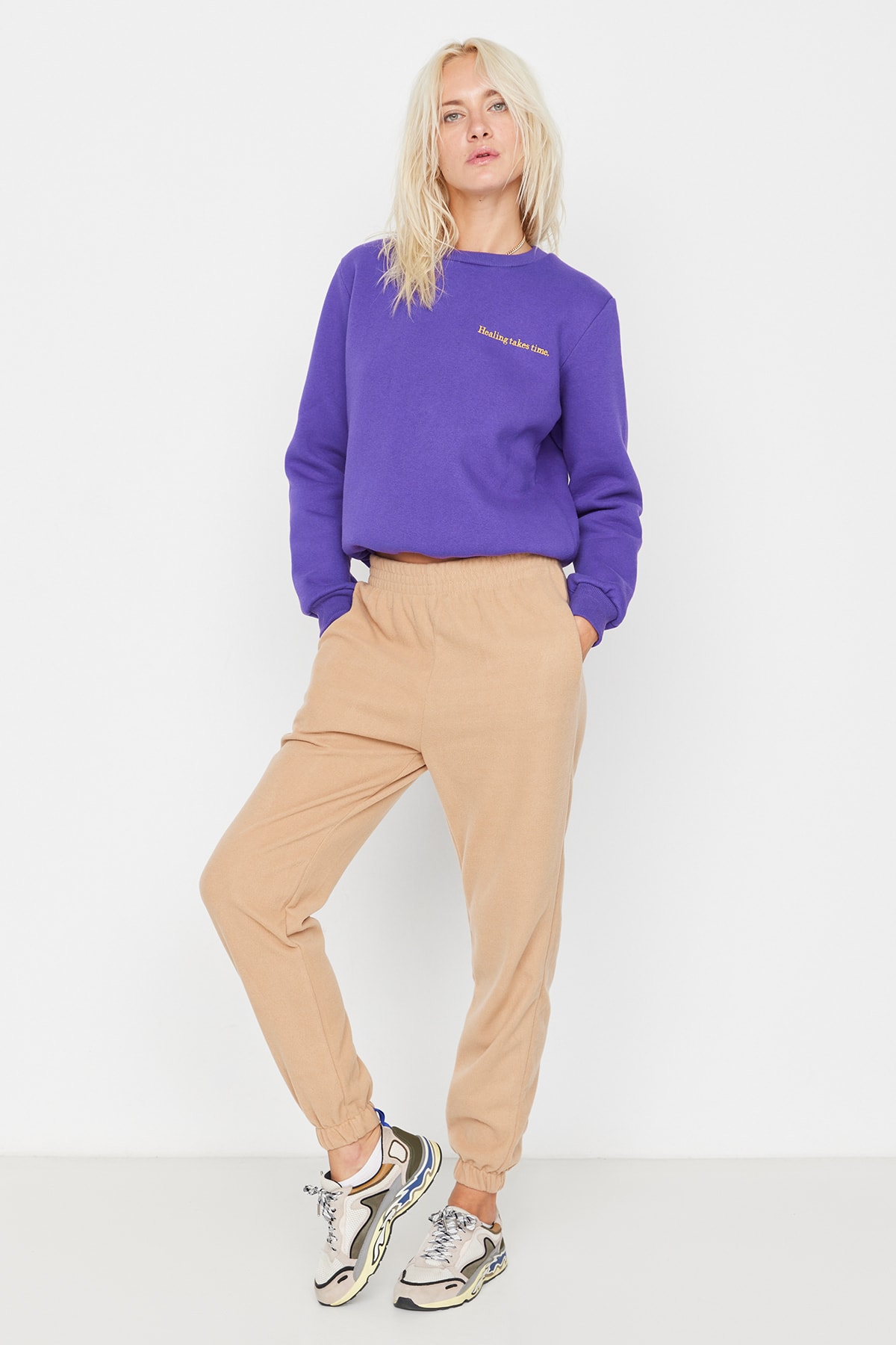 

Спортивные брюки женские Trendyol TWOAW23EA00133 бежевые XS, Бежевый, TWOAW23EA00133