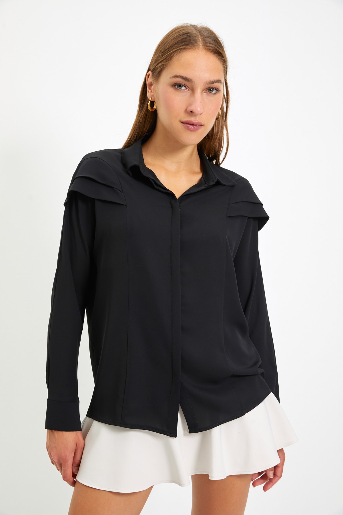 

Рубашка женская Trendyol TWOAW22GO0375 черная 34, TWOAW22GO0375