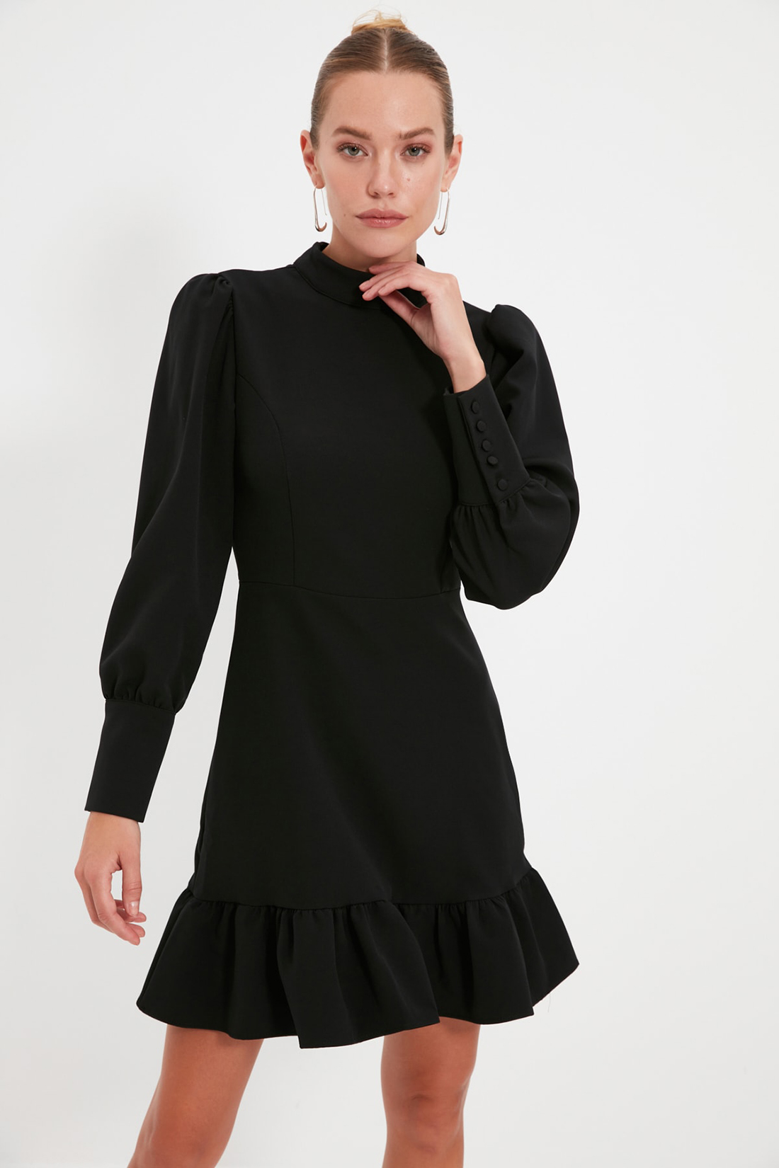 

Платье женское Trendyol TWOAW21EL1816 черное 34, TWOAW21EL1816