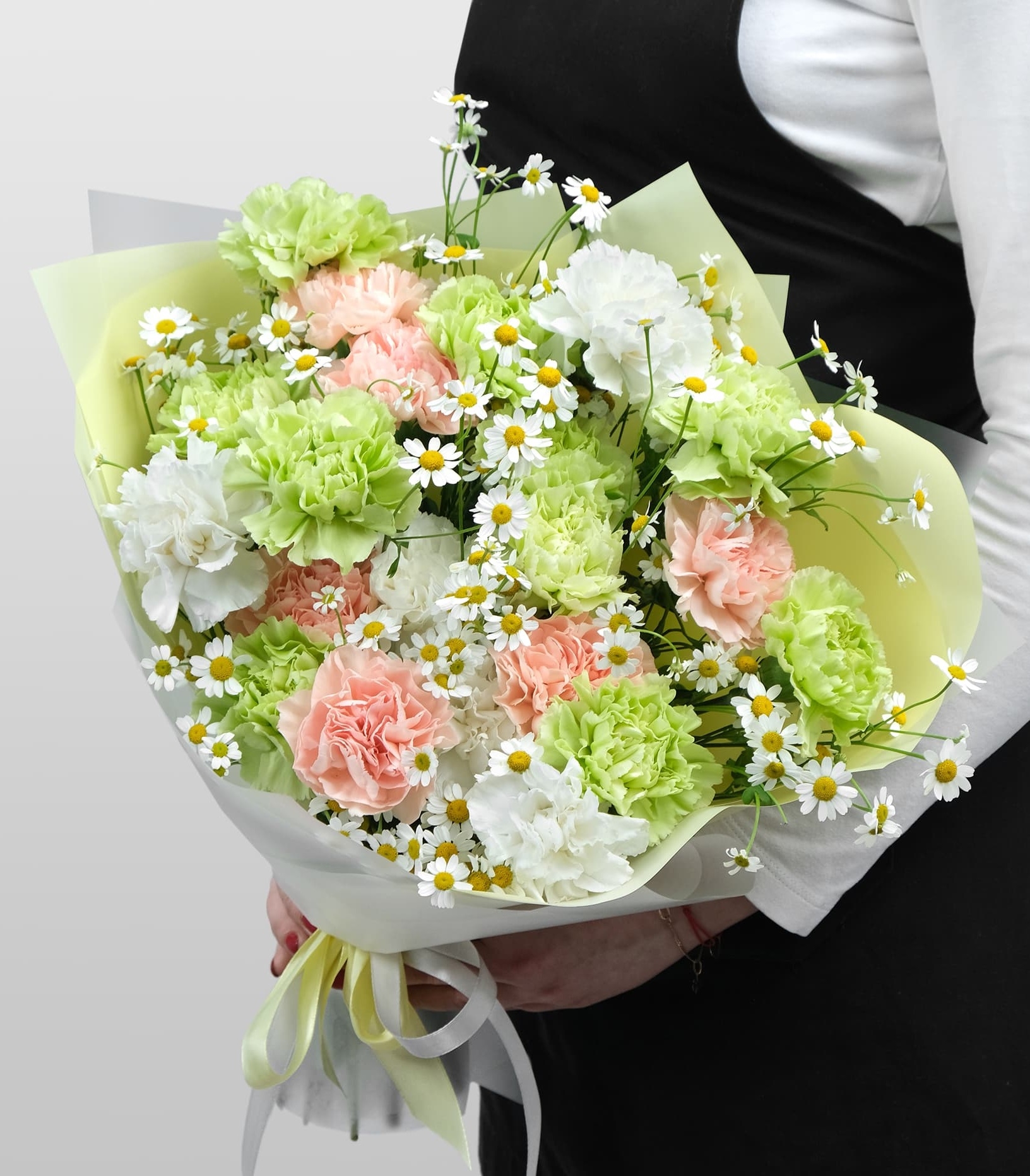 

Букет Studio Floristic из гвоздик и матрикарии 27 шт 50 см Ранняя Весна разноцветный
