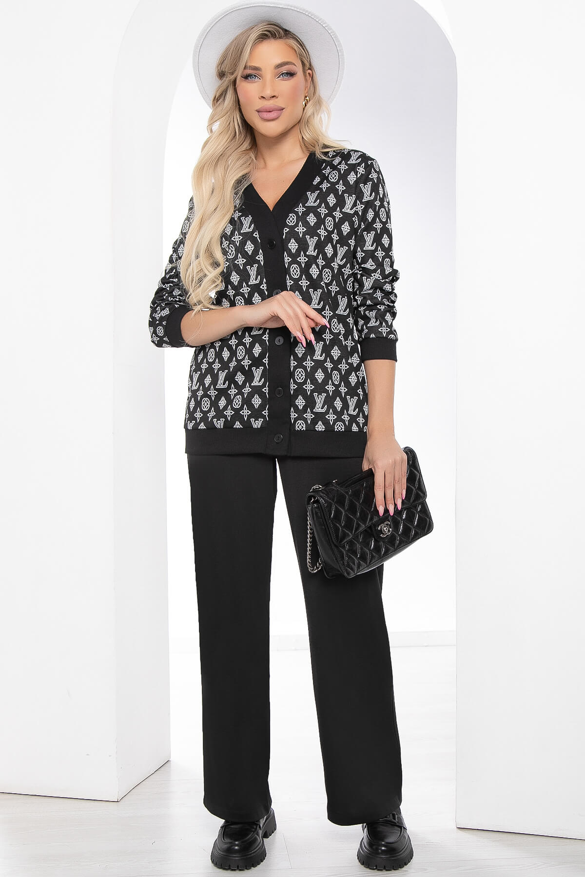 

Костюм женский LT Collection Мгновение весны черный 52 RU, Мгновение весны