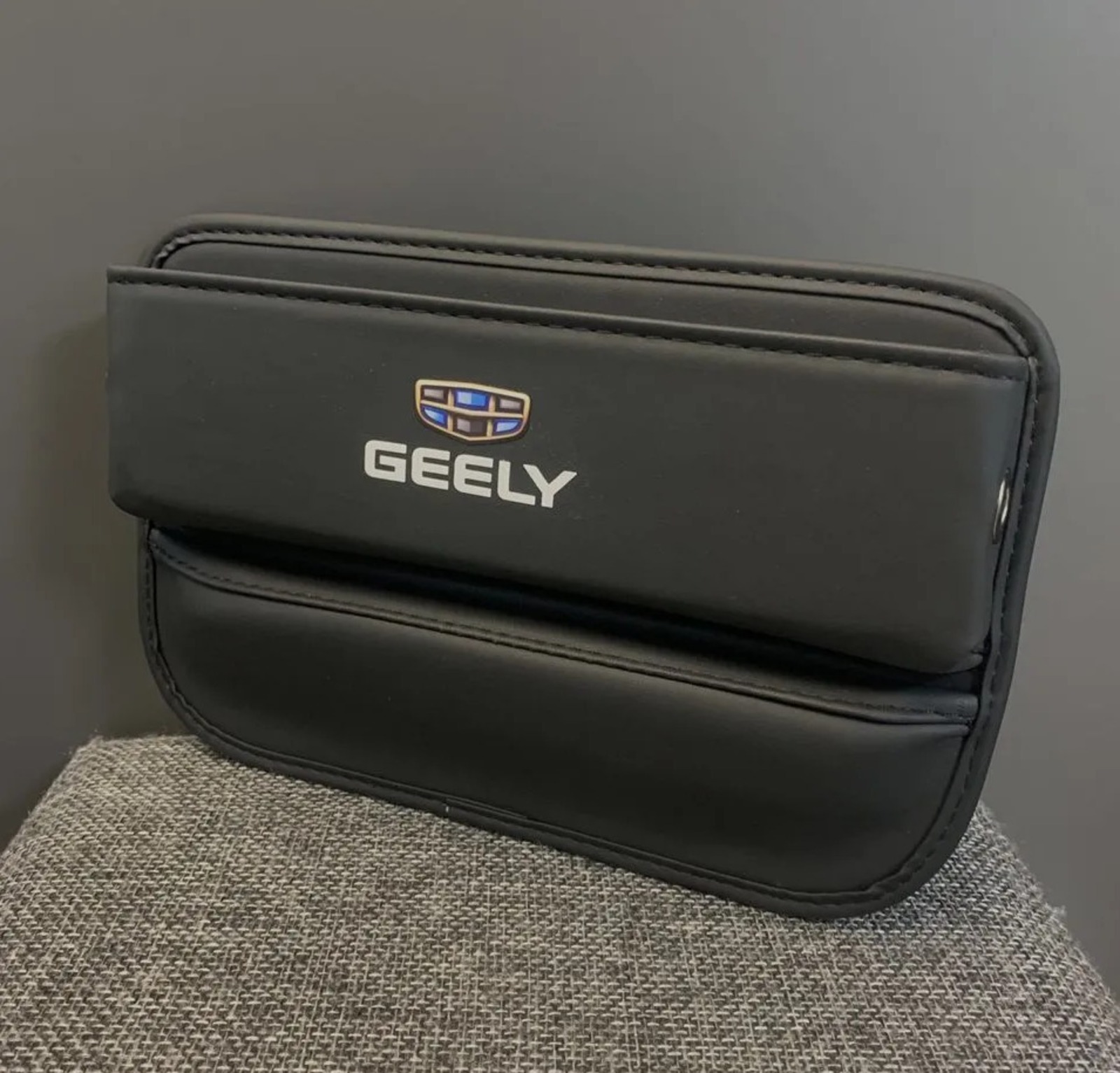 

Вставка-органайзер между сидений и консолью с логотипом Geely, Черный, Автоаксессуары