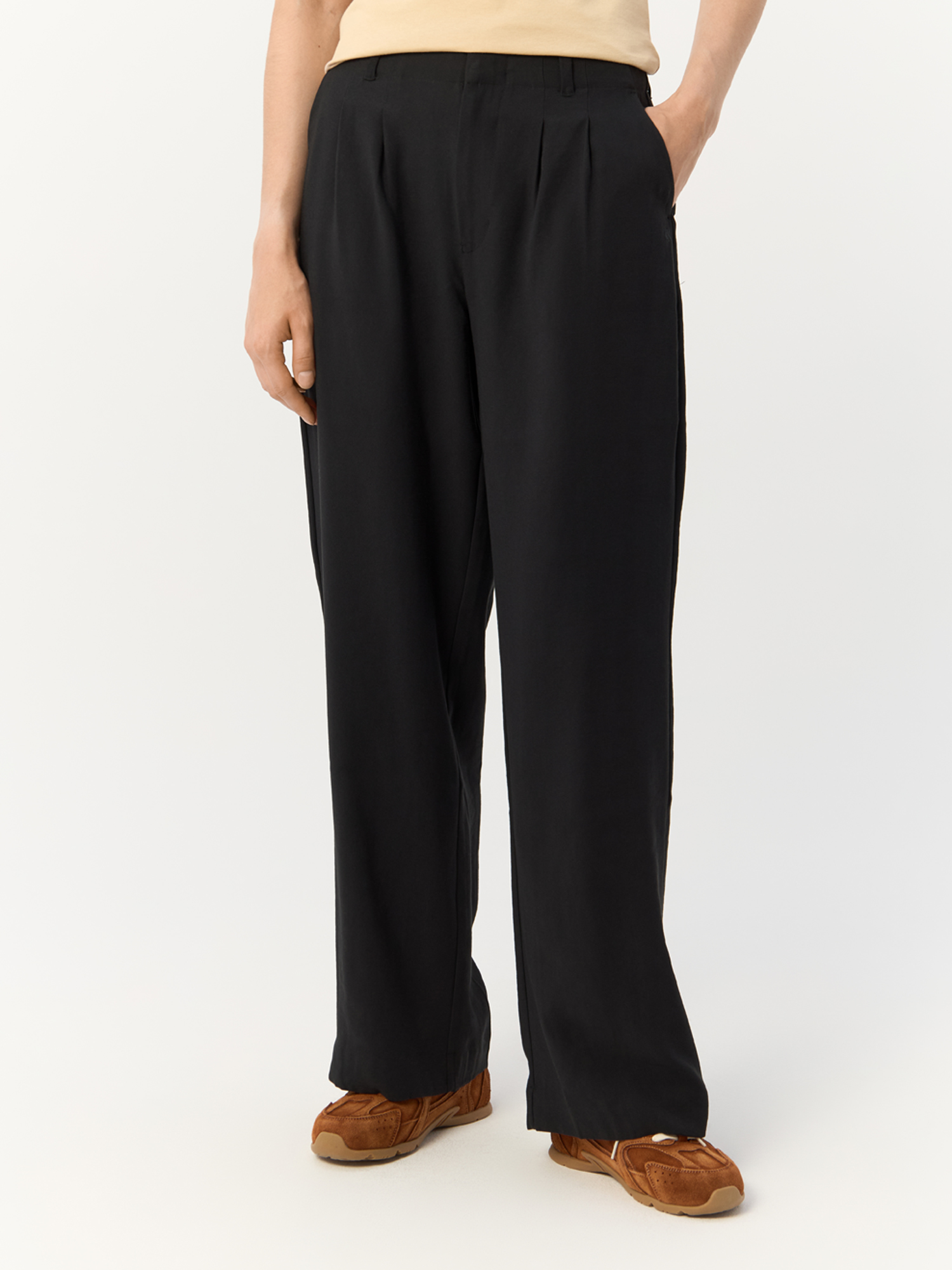 Брюки Calvin Klein Jeans для женщин чёрные-BEH размер M J20J223917 14390₽