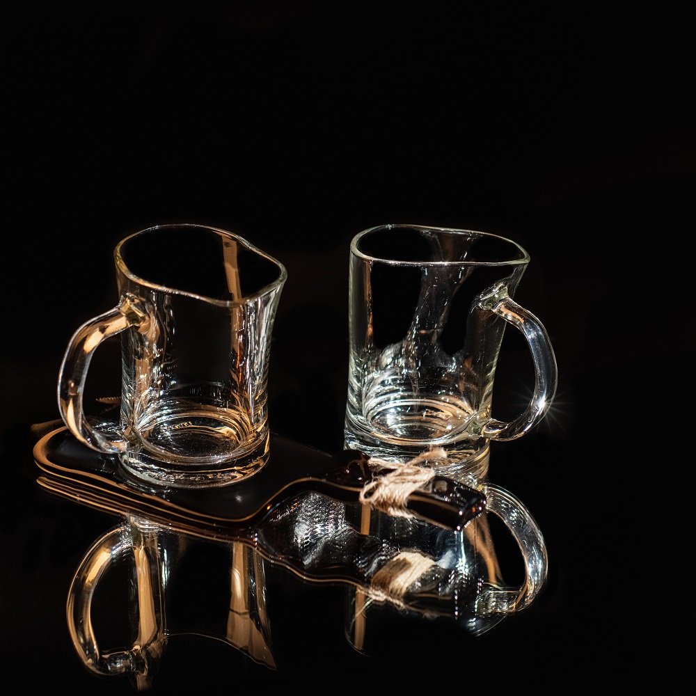 фото Набор из двух хмельных пивных кружек с блюдом из хмельной коричневой винной бутылки хмельное стекло