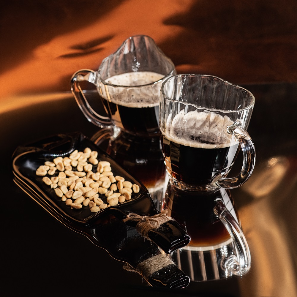 фото Набор из двух хмельных пивных кружек с гранями с блюдом из оливковой винной бутылки хмельное стекло