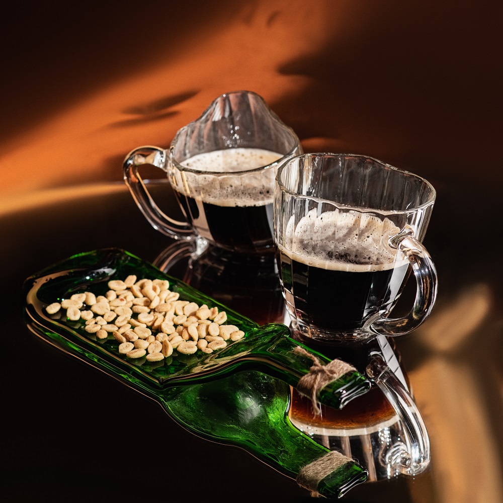 фото Набор из двух хмельных пивных кружек с гранями с блюдом из хмельной зеленой винной бутылки хмельное стекло