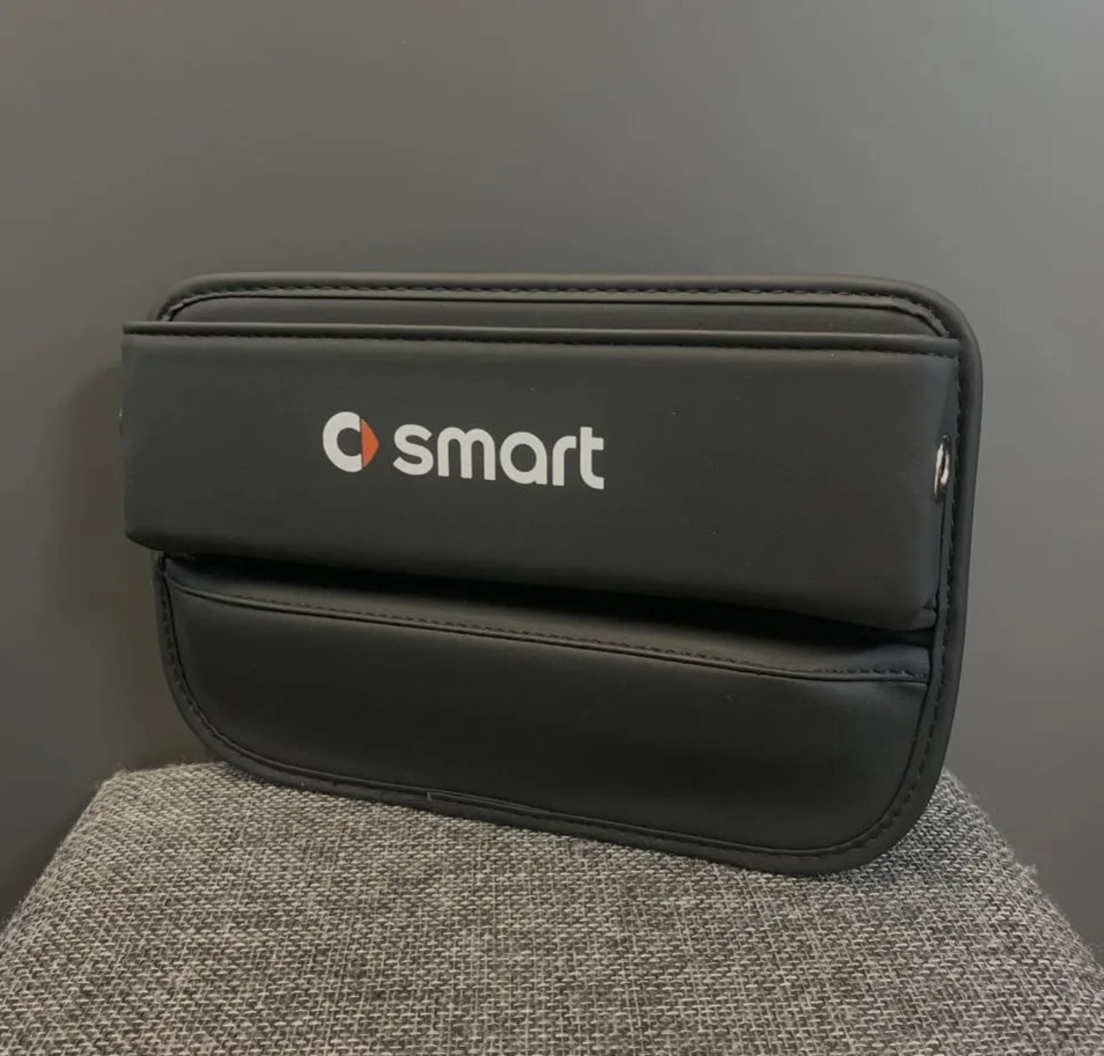 

Вставка-органайзер между сидений и консолью с логотипом Smart, Черный, Автоаксессуары