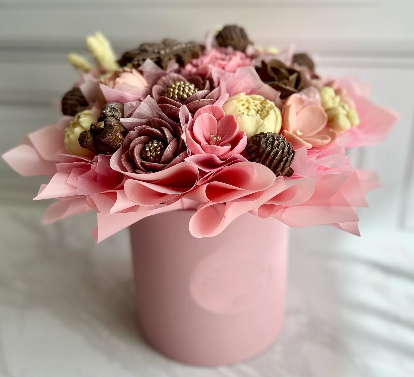 

Шоколадные пионы ShokoTrendy в коробке 19 шт, 760 г, Шоколадные пионы в коробке