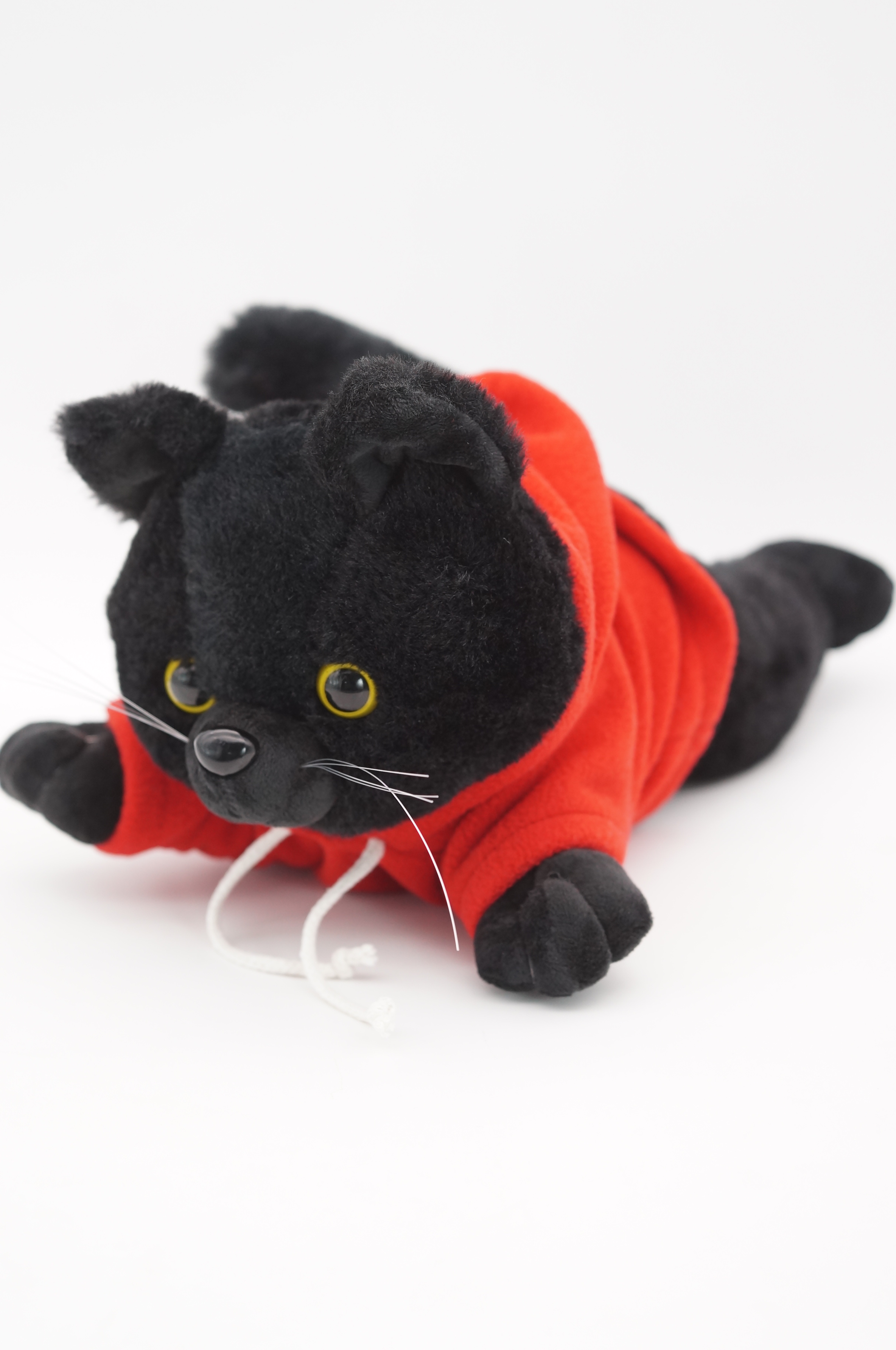 Мягкая игрушка Unaky Soft Toy котенок в красной толстовке 32 см 0823825-16 черный мягкая игрушка unaky soft toy медведь ахмед малый с шариками для мелкой моторики в голубом комбинезоне 27 см