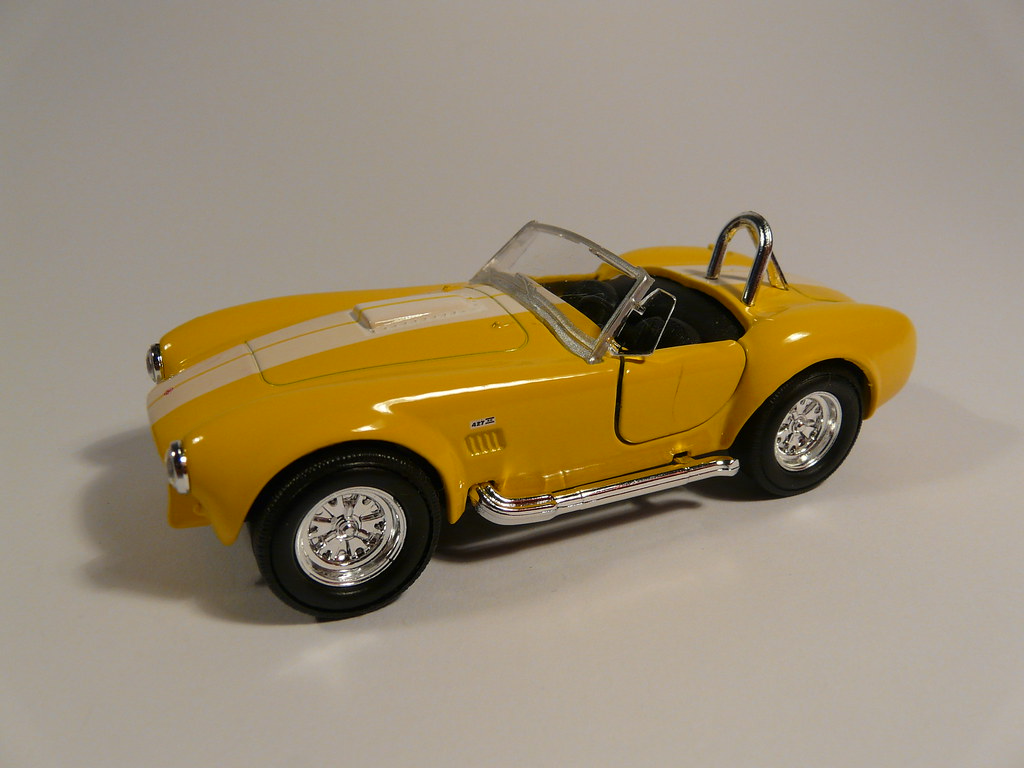 

Машинка 1:38 Welly 1965 Shelby Cobra 427 S/C 43761W, Желтый, 43761W