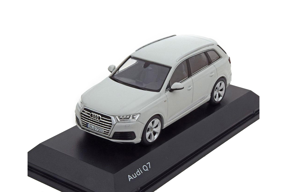 Модель коллекционная I-SCALE Audi Q7 2015 glacier white