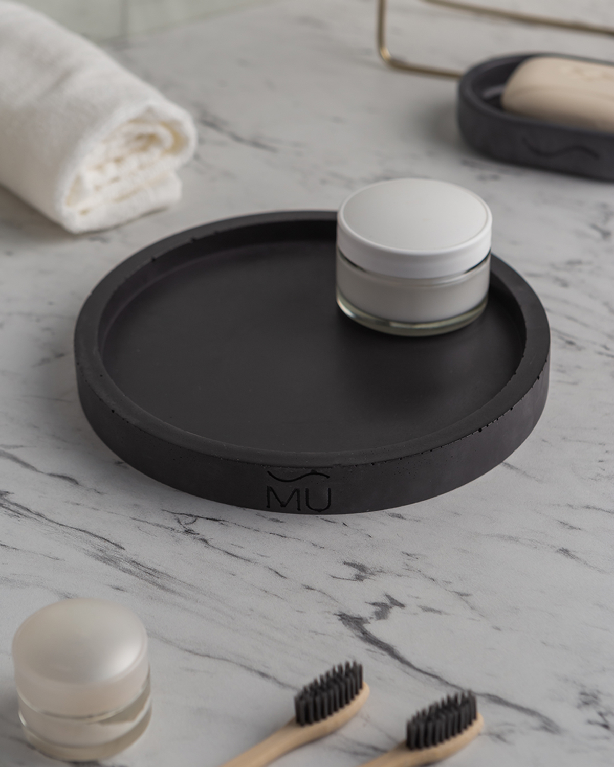 фото Декоративный круглый поднос для ванной подставка для косметики lora l gl, 20x20 см черный musko home