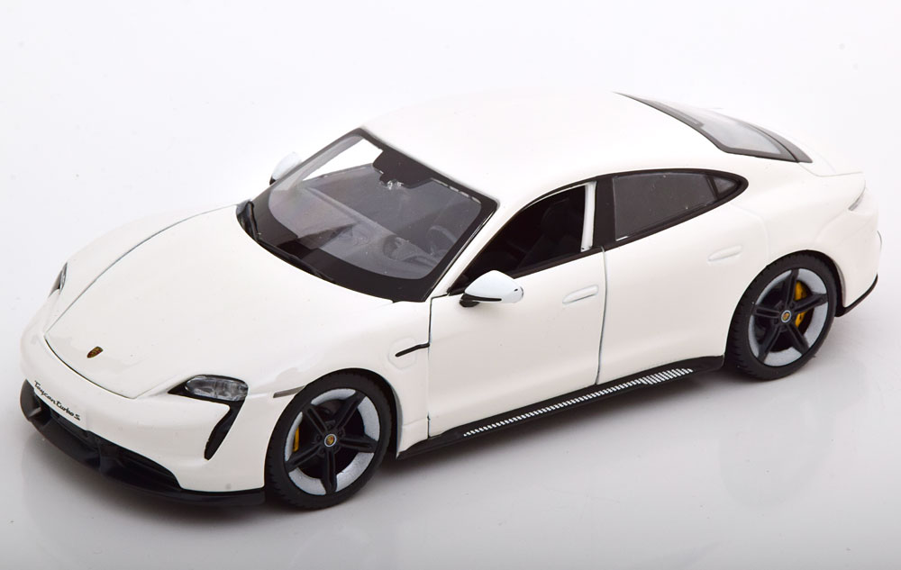 

Модель коллекционная BBURAGO Porsche taycan turbo s 2020 white