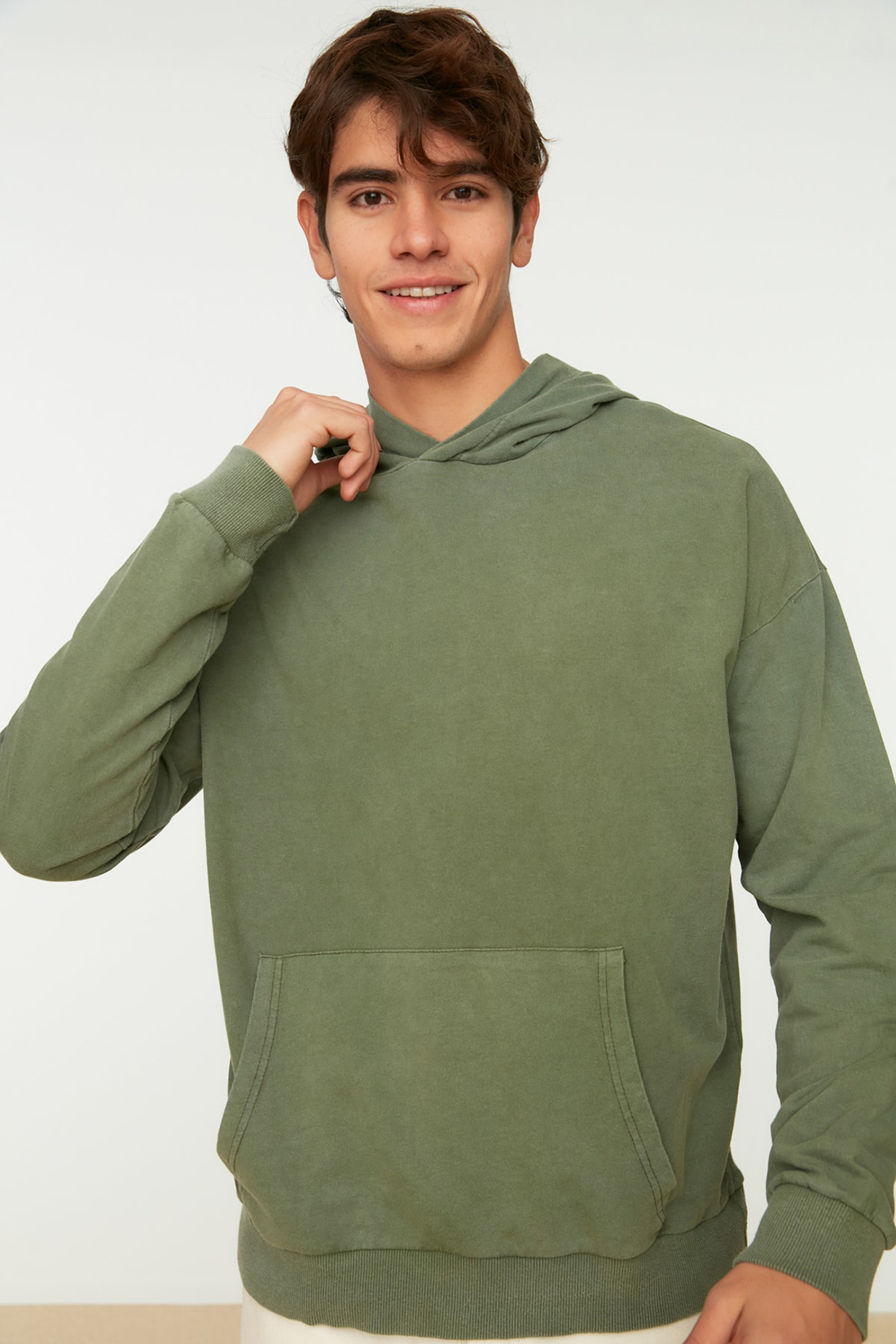 

Худи мужское Trendyol TMNAW22SW0421 зеленое M, TMNAW22SW0421