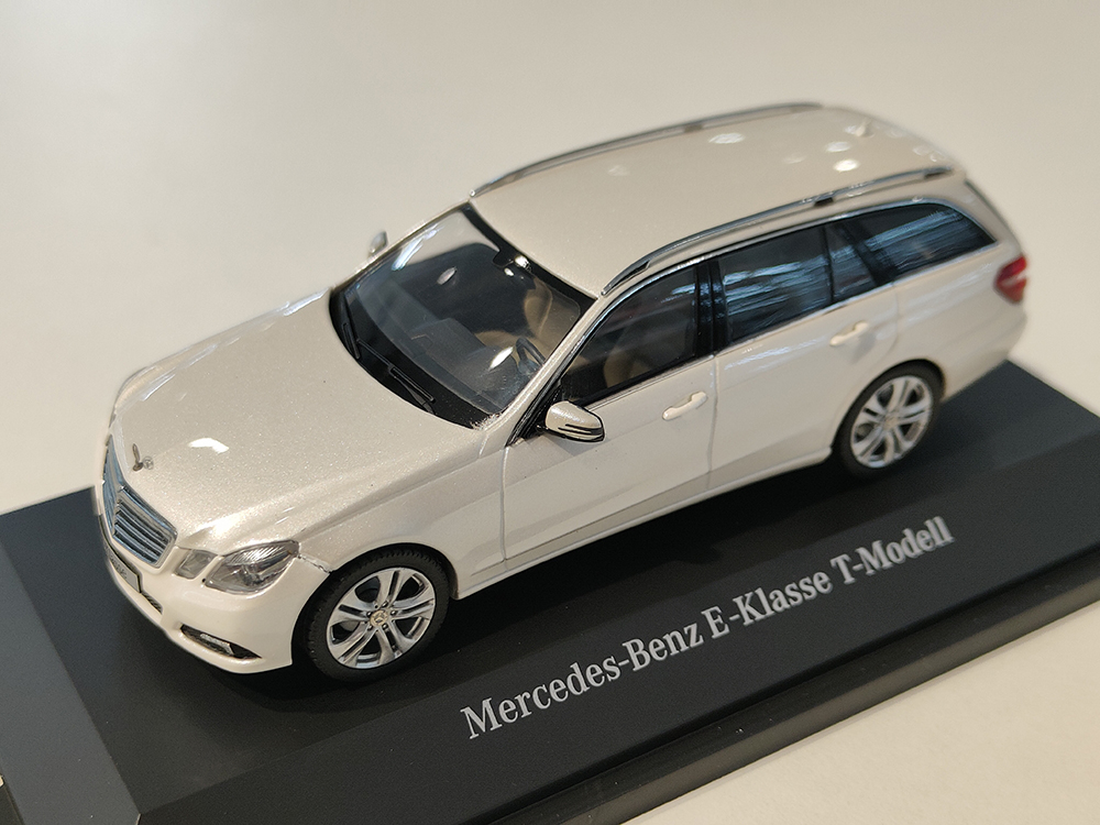 Mercedes W212 e-class t-modell (S212) 2010 белый (бокс может иметь потертости или трещины)