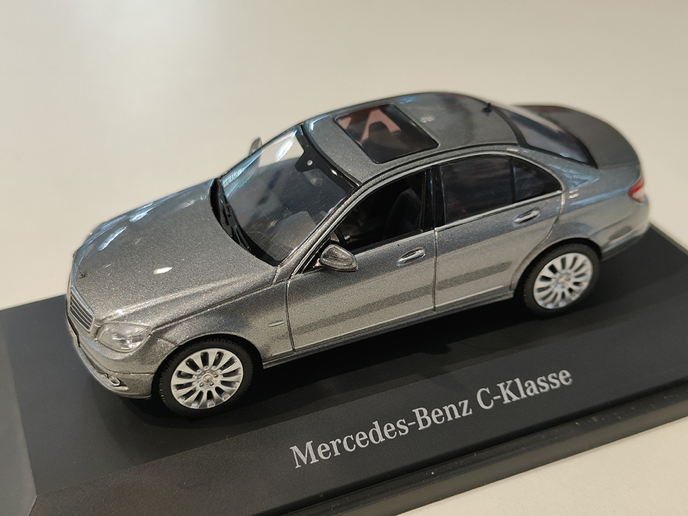 Mercedes W204 c-class elegance 2007 серебристый (бокс может иметь потертости или трещины)