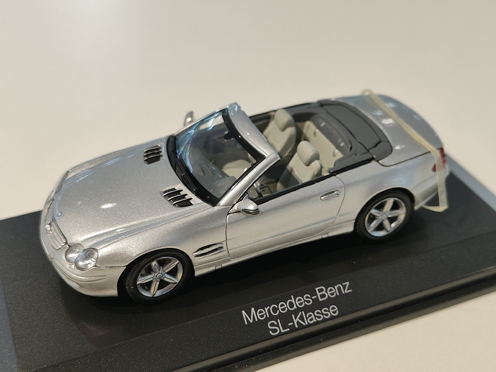 Mercedes W230 sl-class 500 sl class (R230) 2003 серебристый (бокс может иметь потертости и