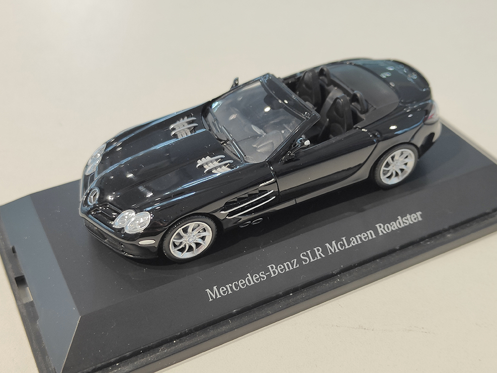 Mercedes slr mclaren roadster 2003 черный (бокс может иметь потертости или трещины)