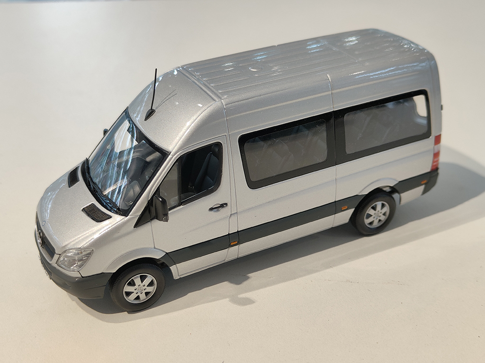 

Mercedes W906 sprinter серебристый (бокс может иметь потертости или трещины)