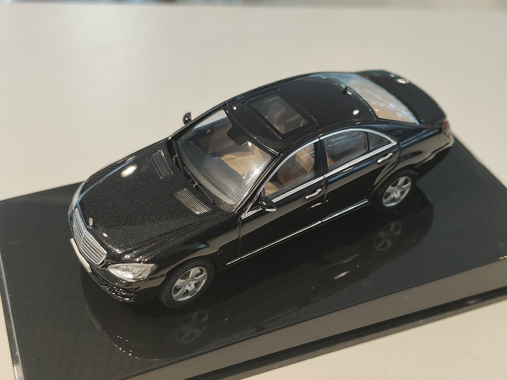 Mercedes benz s-class (W221) 2005 черный (бокс может иметь потертости или трещины)