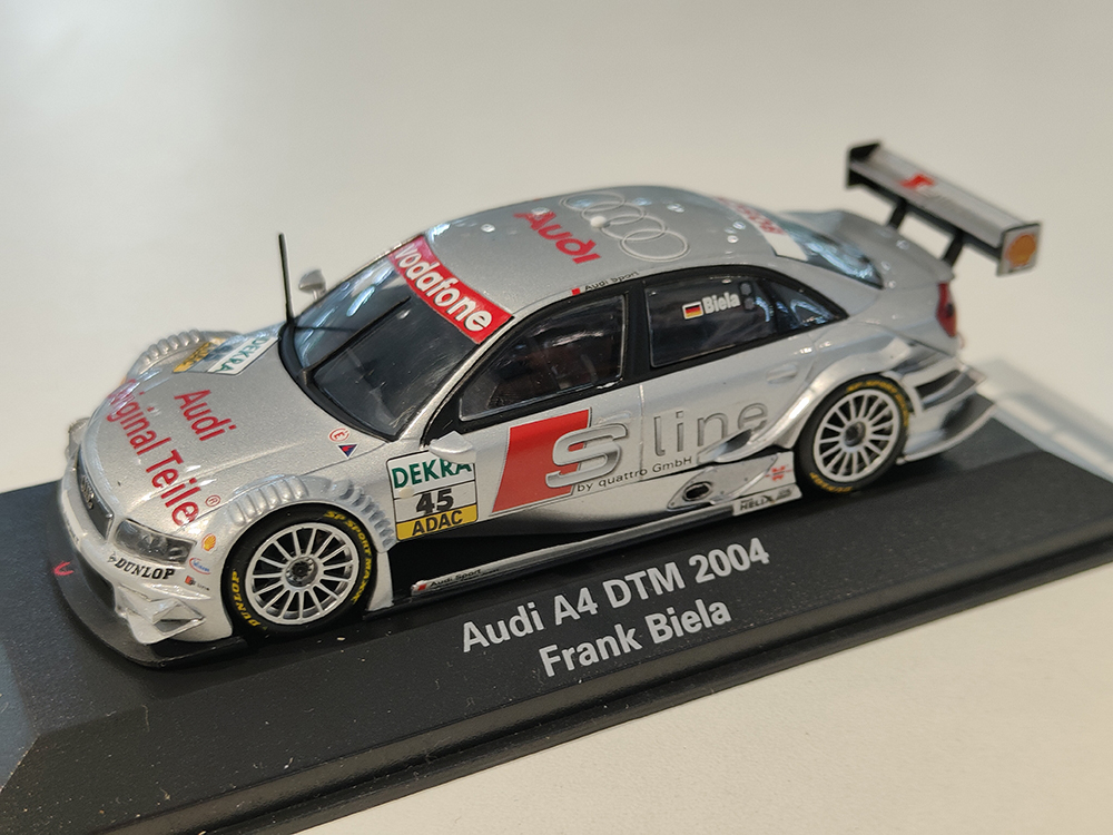 

Audi A4 dtm 2004 frank biela #45 серебристый (бокс может иметь потертости или трещины)