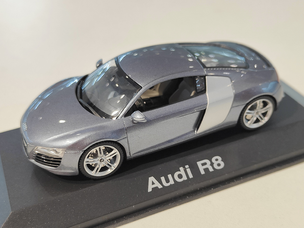 Модель коллекционная Audi R8 2006 серый металлик (бокс может иметь потертости или трещины)