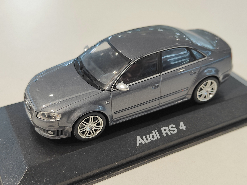 

Audi RS4 2005 серый металлик (бокс может иметь потертости или трещины)