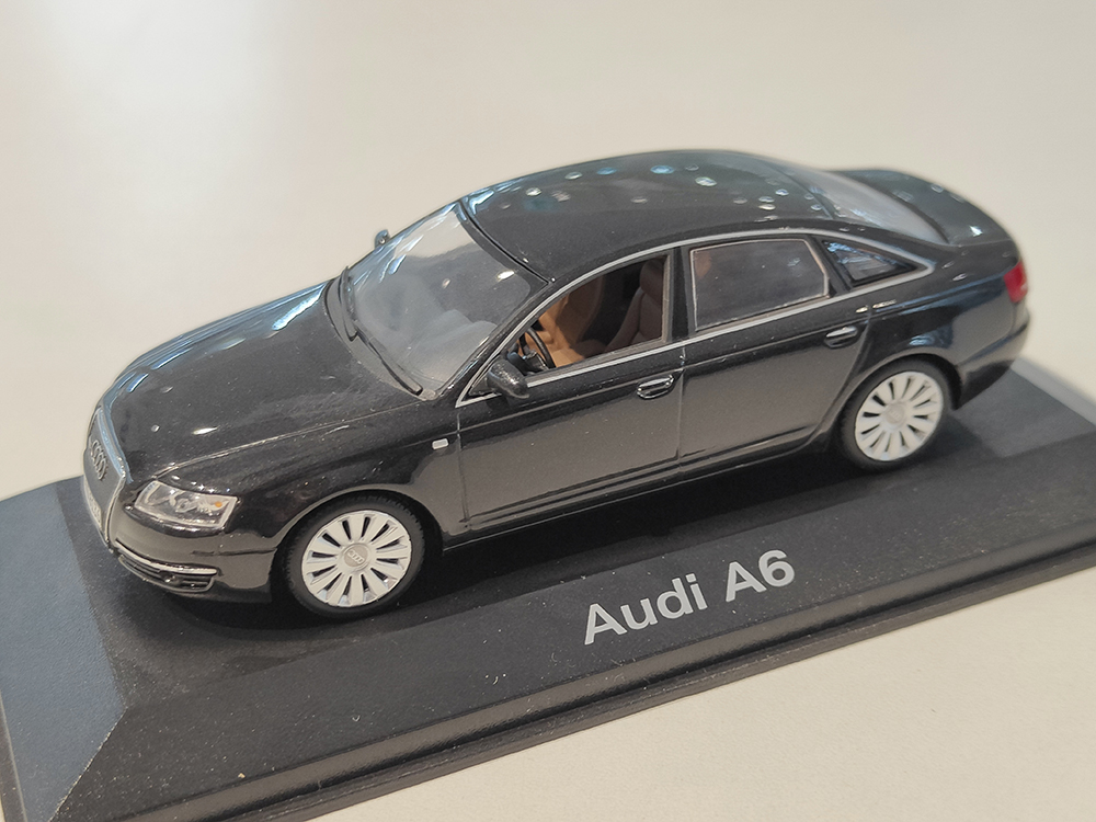 

Модель коллекционная Audi A6 2004 черный (бокс может иметь потертости или трещины)
