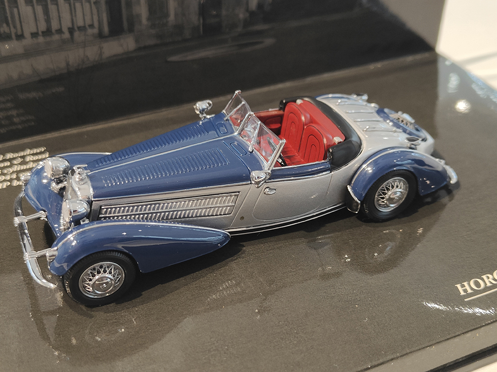 

Horch 855 special roadster 1938 серебристый/синий (бокс может иметь потертости или трещины