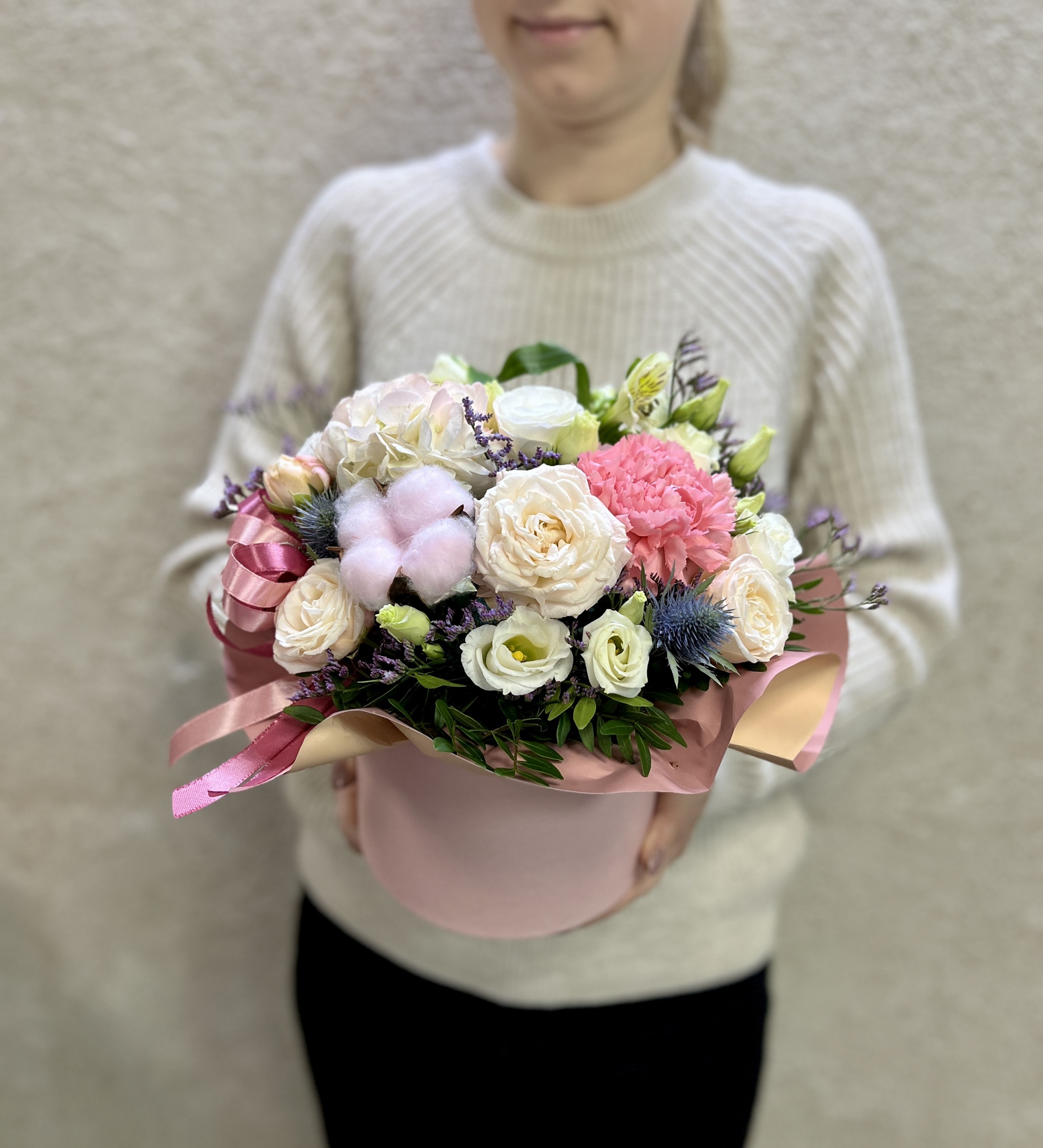 Авторская цветочная композиция ОкЦветОк розовое ассорти в коробке, живые цветы, розы