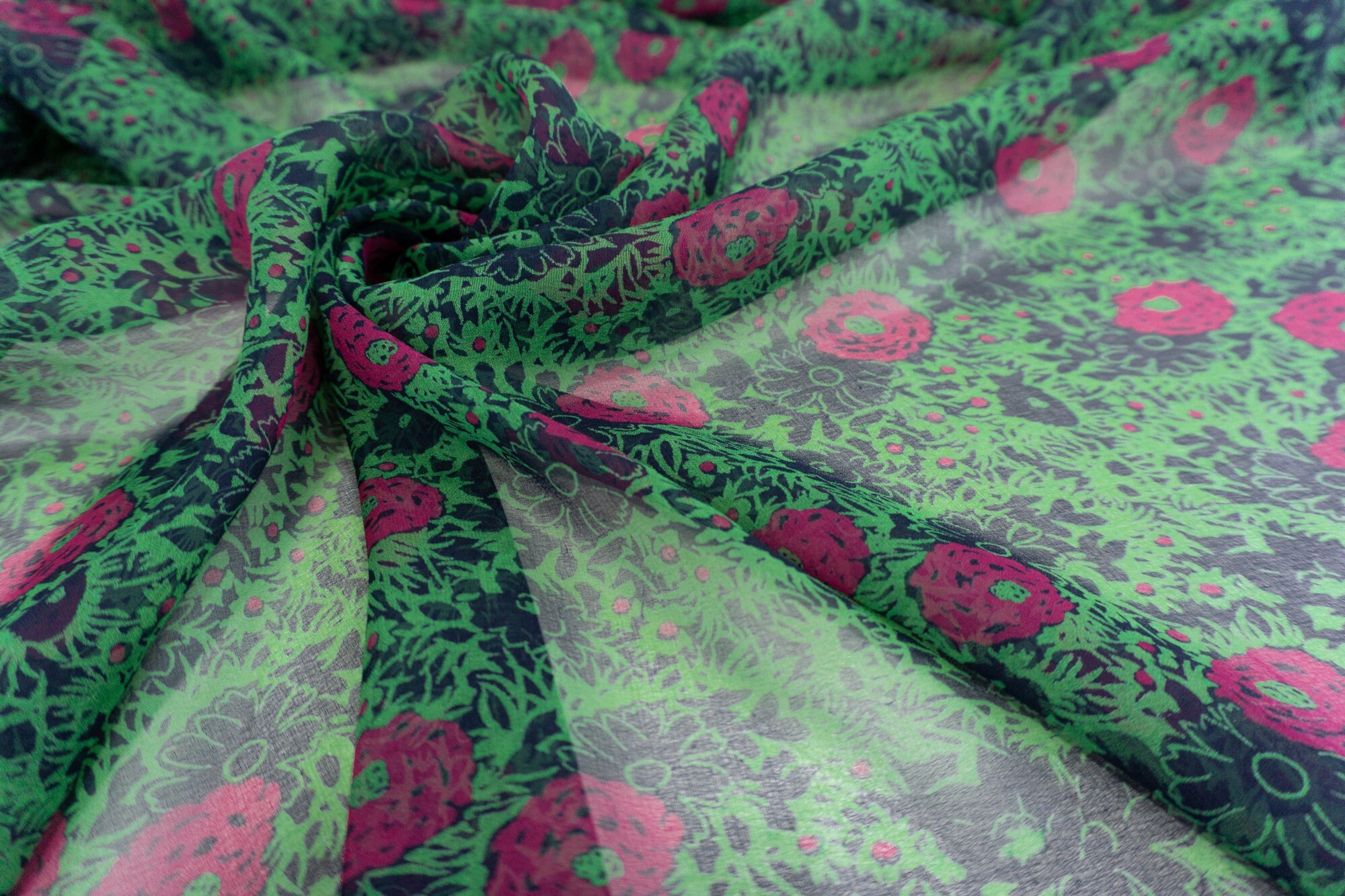 

Ткань UNOFABRIC B2367 шелк шифон зелень с цветами фуксия, Зеленый