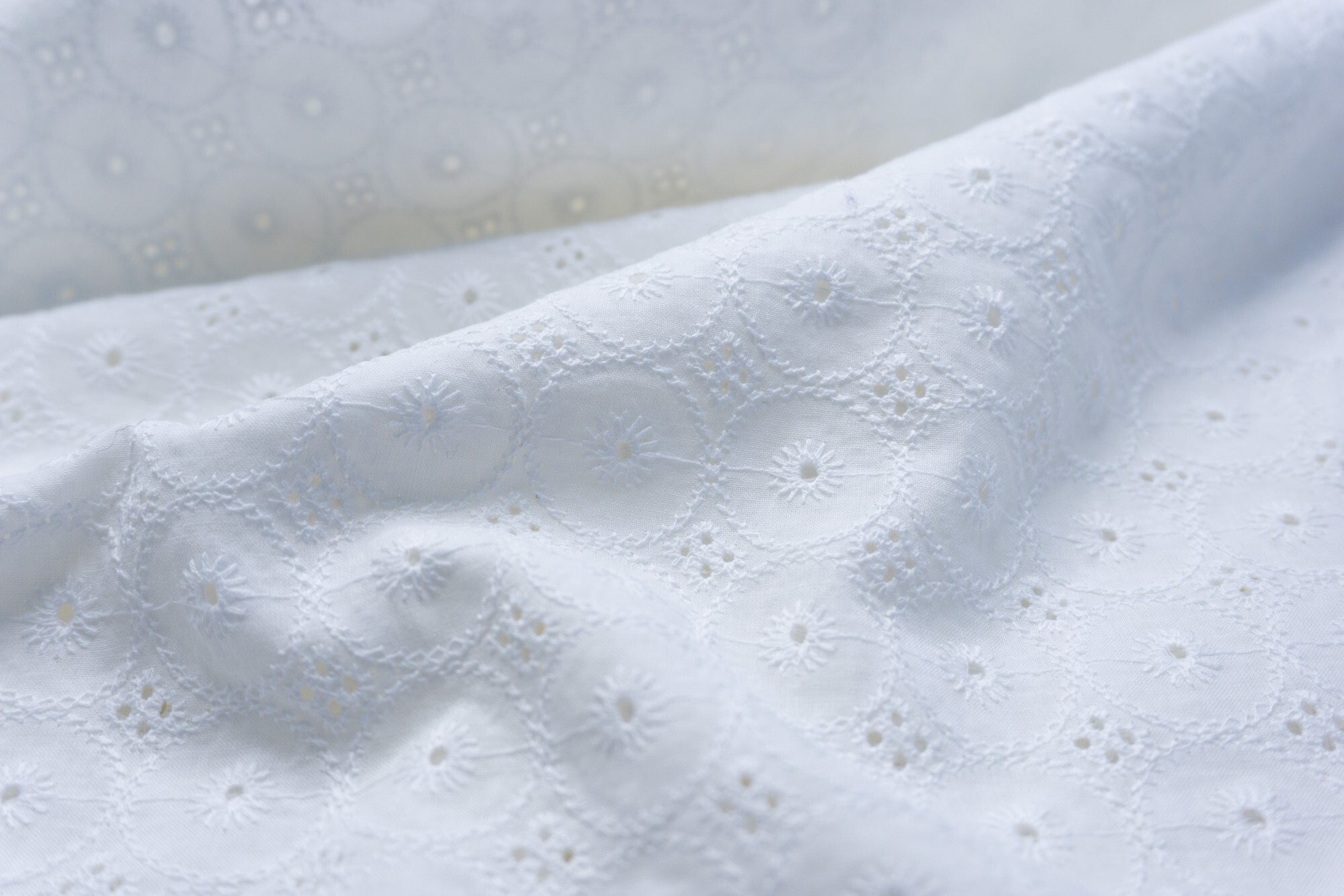 

Ткань UNOFABRIC 98134 хлопок с вышивкой с узором геометрическим, Белый