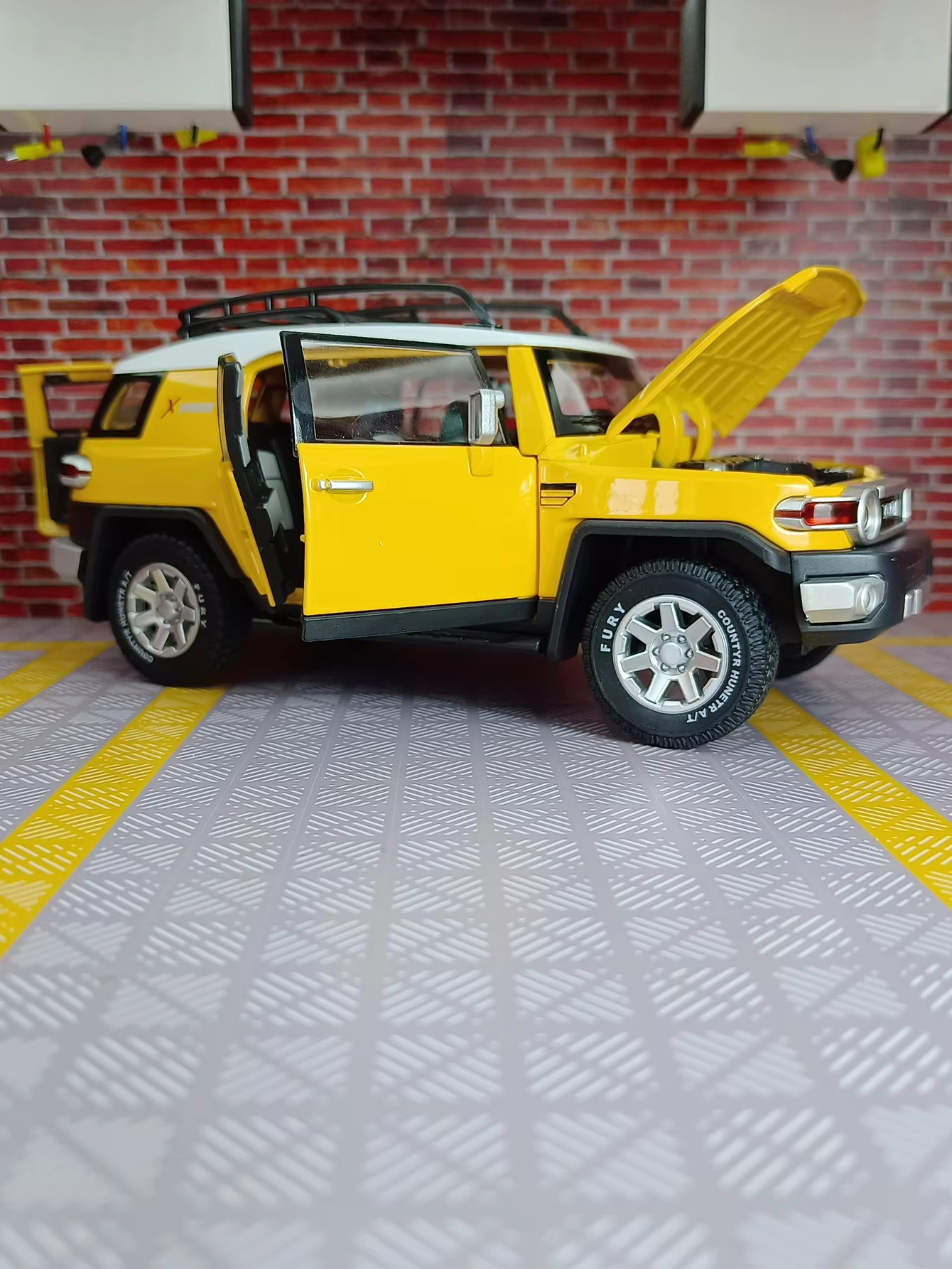 

Машинка металлическая инерционная Карандашофф Тойота Toyota FJ Cruiser 21 см желтая, Желтый, Тойота