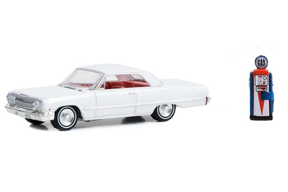 Модель коллекционная GREENLIGHT Chevrolet bel air с бензоколонкой 1963 white