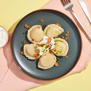 

Вареники с картофелем, сырным муссом и луком фри 210 г