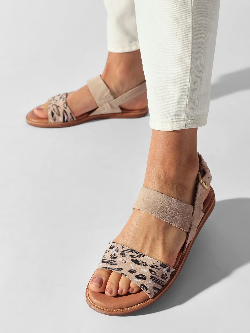 

Сандалии женские Clarks 26171876 бежевые 42.5 EU, Бежевый, 26171876