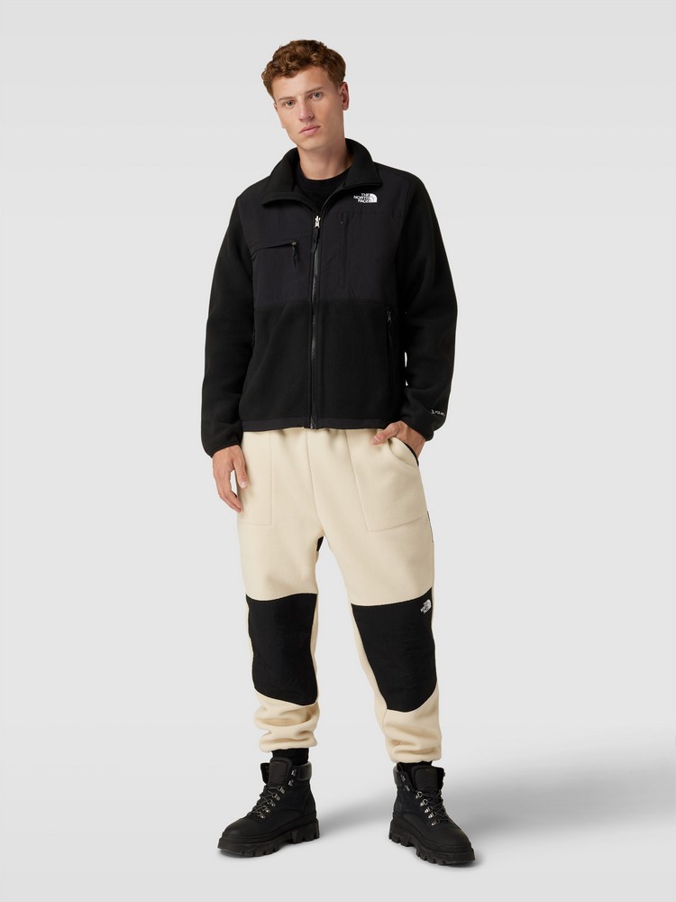 

Куртка мужская The North Face NF0A7UR2 черная S, Черный, NF0A7UR2