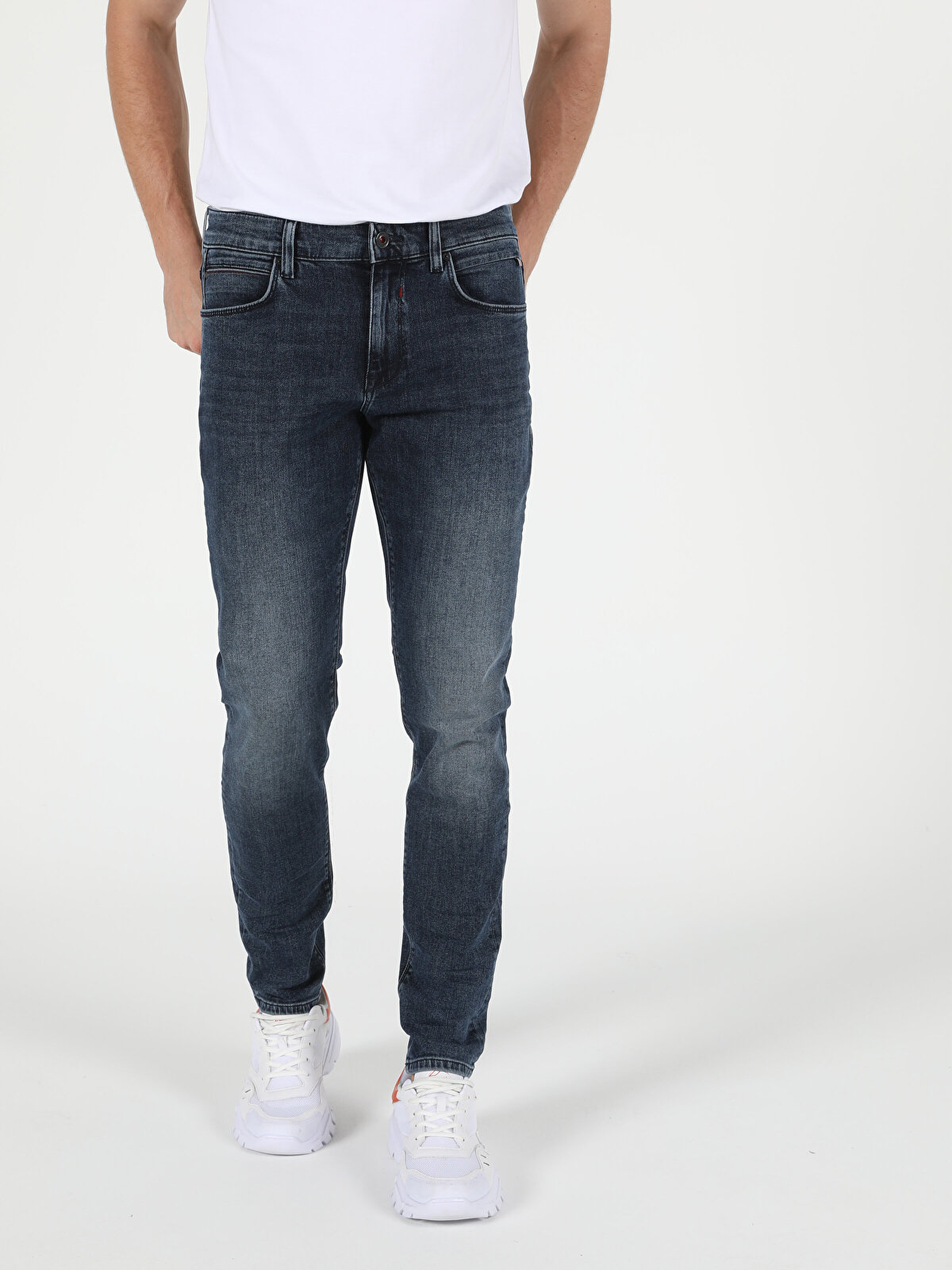 

Джинсы мужские Colins CL1051673_Q1.V1_DN07629 голубые 30-32 INT, CL1051673_Q1.V1_DN07629