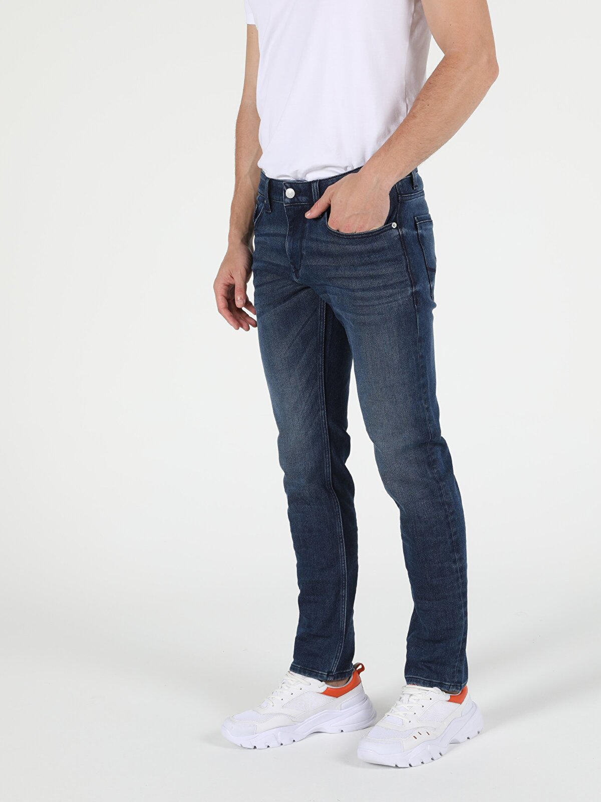 

Джинсы мужские Colins CL1052118_Q1.V1_DN40621 синие 31-34 INT, CL1052118_Q1.V1_DN40621