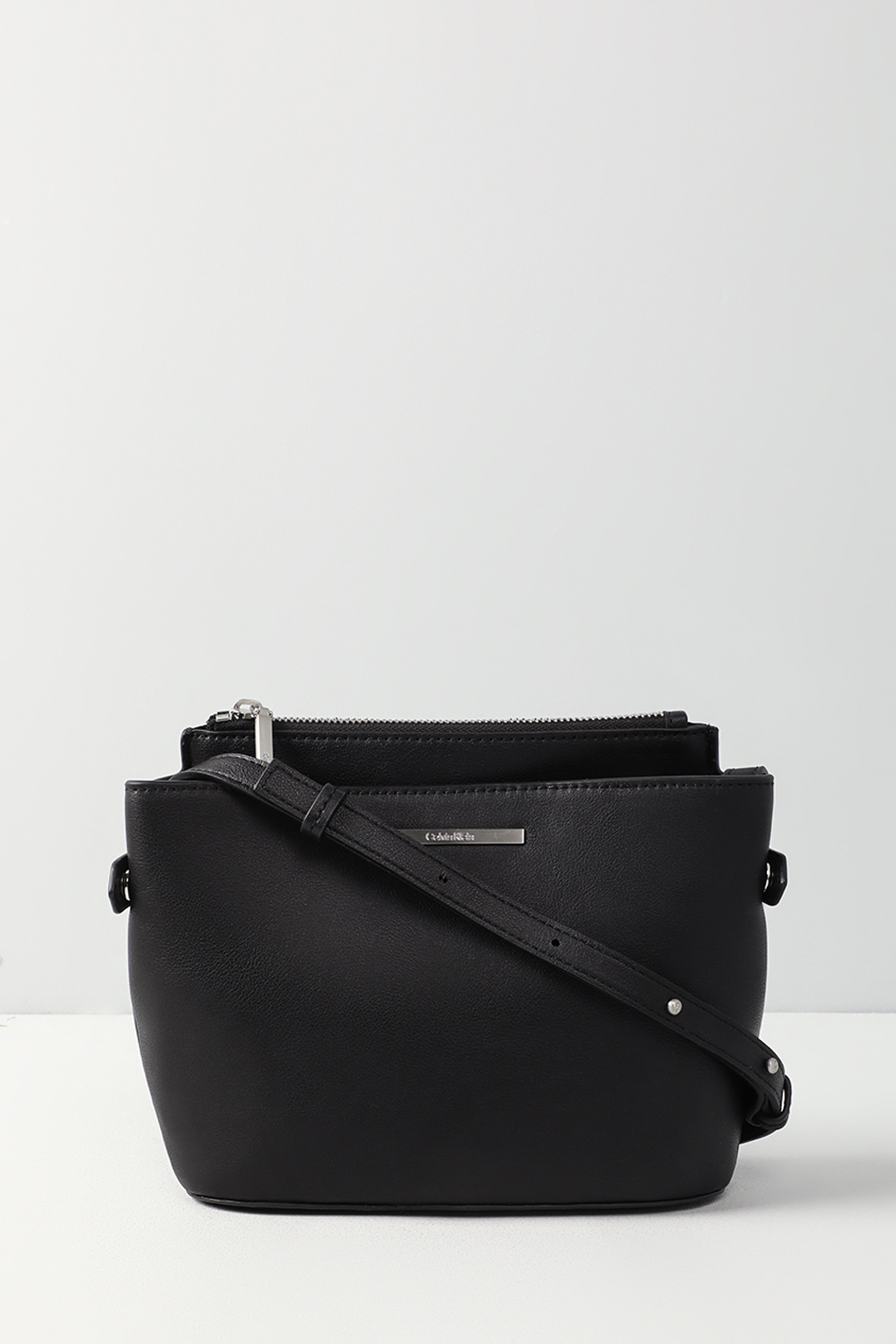 

Сумка кросс-боди женская Calvin Klein K60K611075 черная, Черный, K60K611075